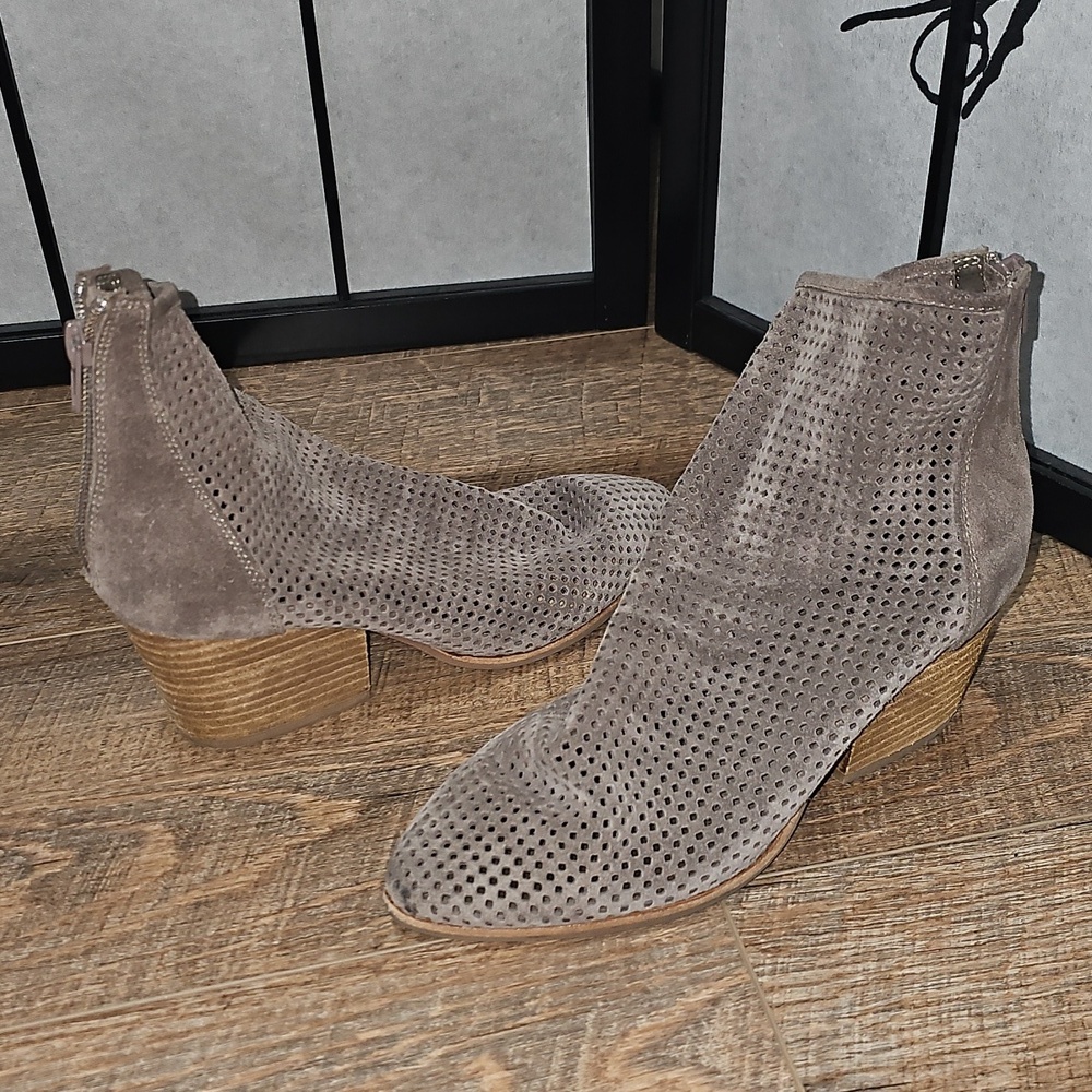 Jeffrey Campbell Perforated Taupe Ankle Boots Size 6 - Picture 10 of 10